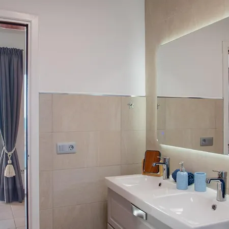 Villa Frontline 25, Modern Coastal Design With Amazing Views *